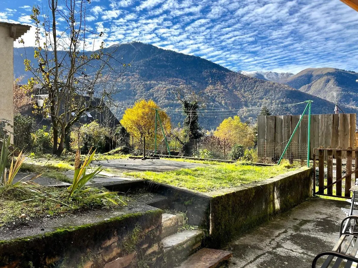 Casa de Férias Maison De Village Avec Vue Sur Les Montagnes Et Jardin Privatif Montauban-de-Luchon