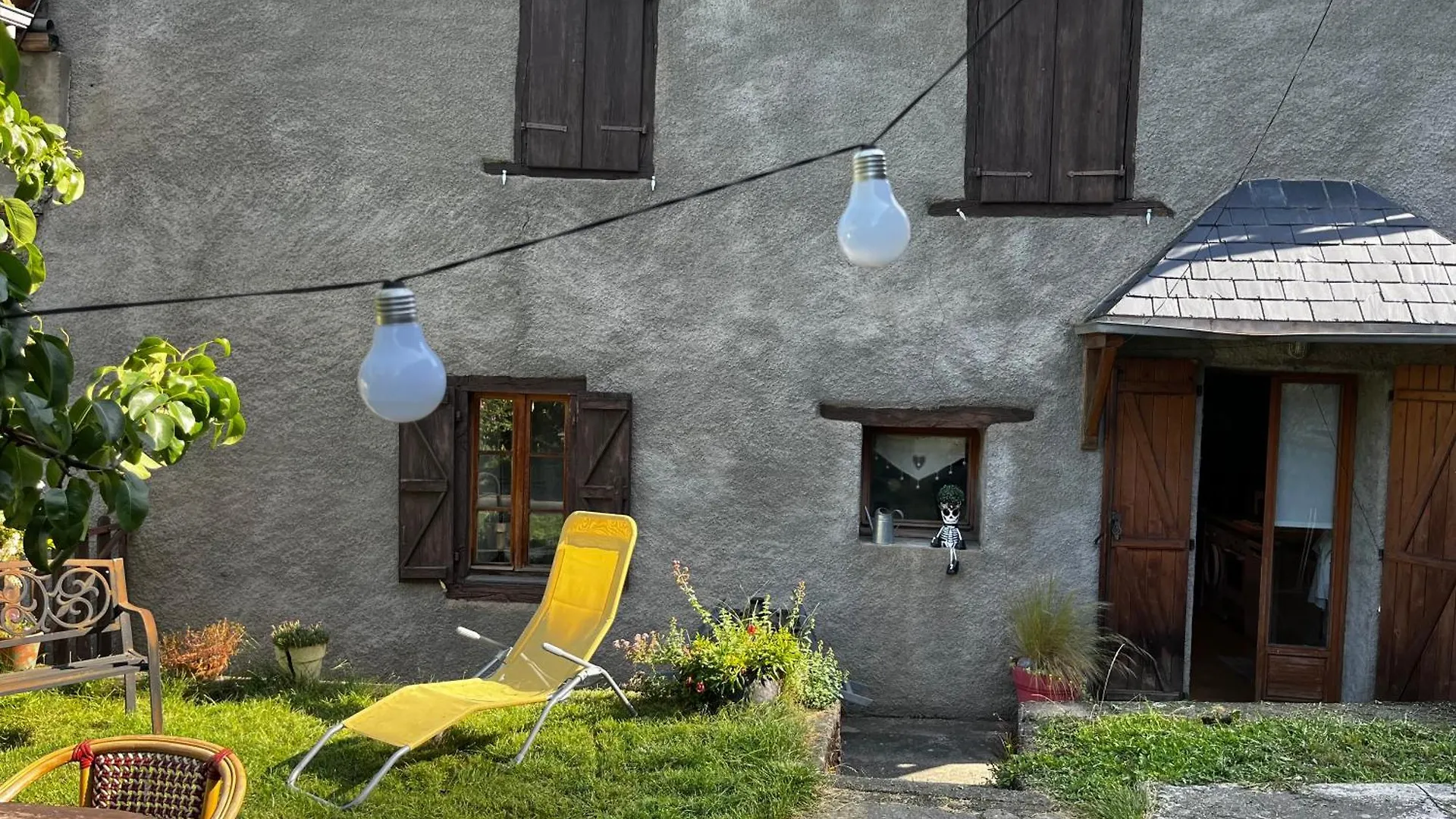 Casa de Férias Maison De Village Avec Vue Sur Les Montagnes Et Jardin Privatif Montauban-de-Luchon
